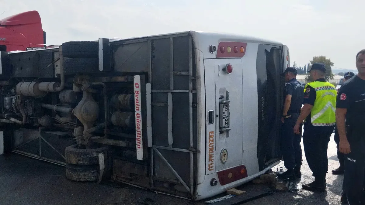 Antalya'da midibüs devrildi: 17 yaralı, kazada yola dökülen mazot etkili oldu