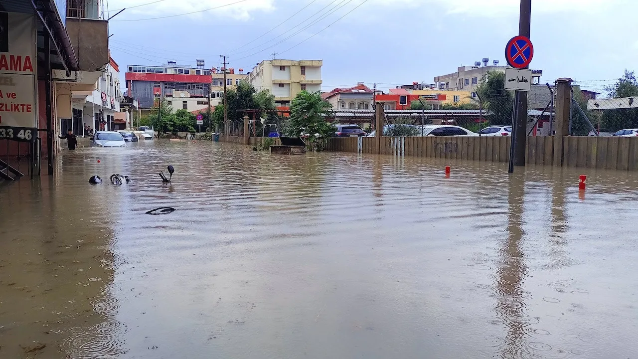 Silifke'de sağanak etkili oldu: Bazı cadde ve sokaklarda su birikintileri oluştu