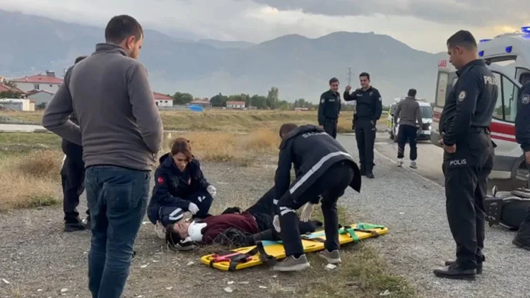 Erzincan'da motosiklet kazası: Sürücü yola savrularak yaralandı