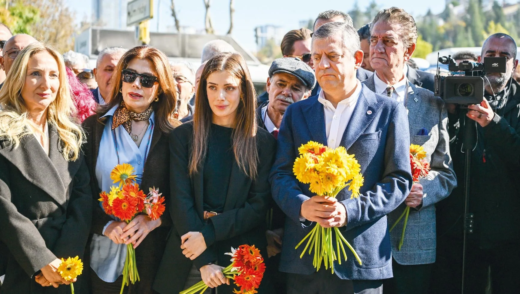 Özel, anma töreninde Kışlalı Anıtı'na çiçek bıraktı
