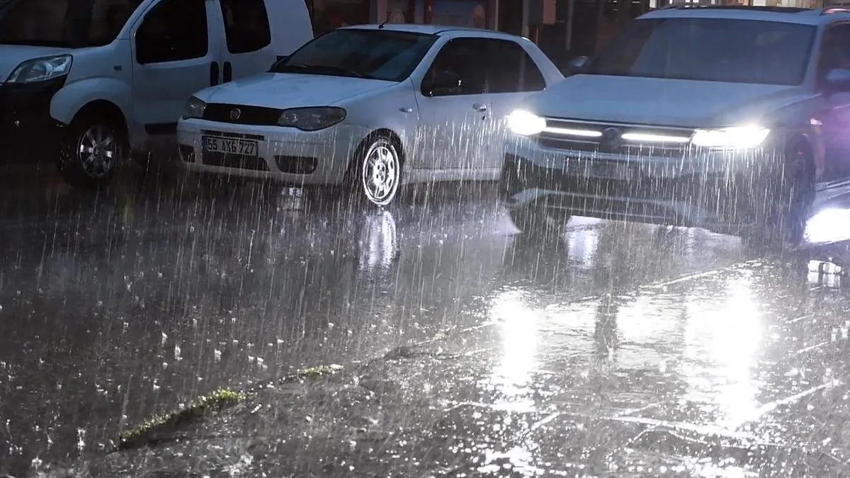 Meteoroloji’den sağanak ve fırtına alarmı: İstanbul ilçeleri için saatli uyarı