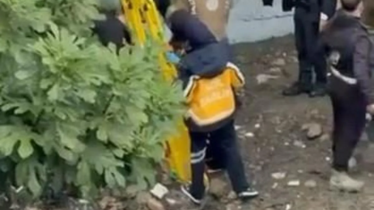 Küçükçekmece’de su basan bodrum katta mahsur kalan kişi itfaiye ekiplerince kurtarıldı