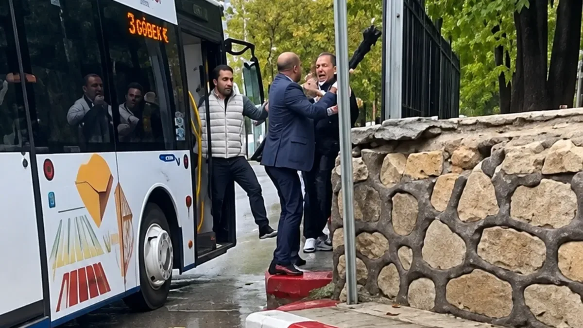 Elazığ'da halk otobüsü şoförü ile yolcu arasında şemsiyeli kavga