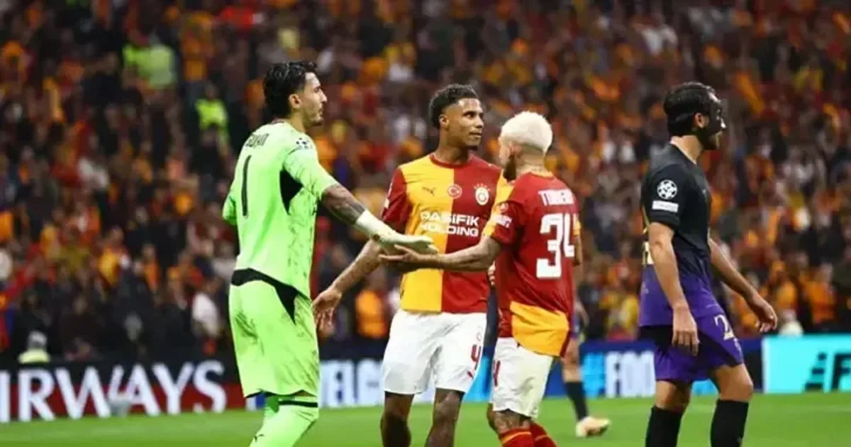 Şampiyonlar Ligi karşılaşmasında sakatlanan Lucas Torreira oyundan çıktı
