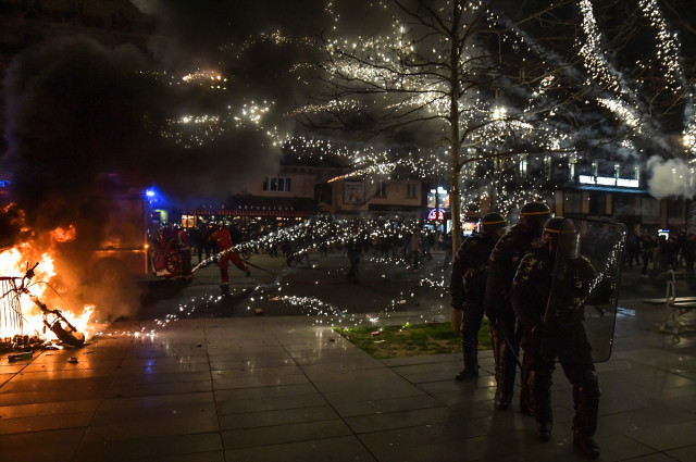 Fransa'da grev ve protesto dalgası dinmiyor! Ülke çapında milyonlarca kişi yarın sokaklarda olacak