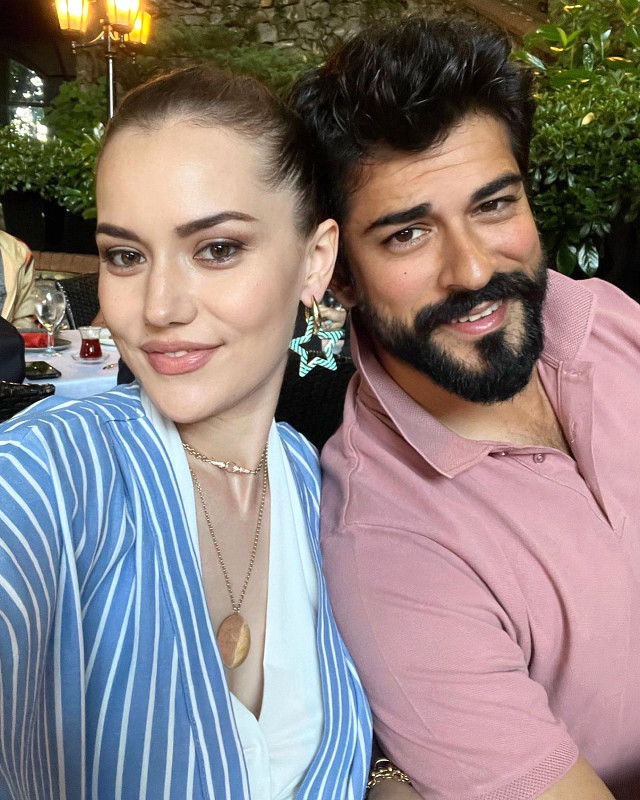 Burak Özçivit'ten eşi Fahriye Evcen'e milyonluk hediye