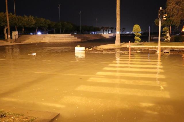 İskenderun'da 4.5'lik deprem sonrası deniz yükseldi, sahil yolu su altında kaldı