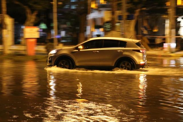 İskenderun'da 4.5'lik deprem sonrası deniz yükseldi, sahil yolu su altında kaldı