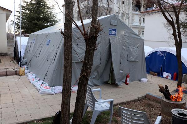 Gözler şiş, saçlar dağınık! Kılıçdaroğlu'nun deprem bölgesinde geceyi geçirdiği çadırın içi görüntülendi