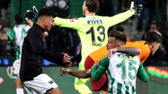 Son Dakika: Liderin 14 maçlık galibiyet serisi son buldu! Konyaspor, Galatasaray'ı 2-1'lik skorla mağlup etti