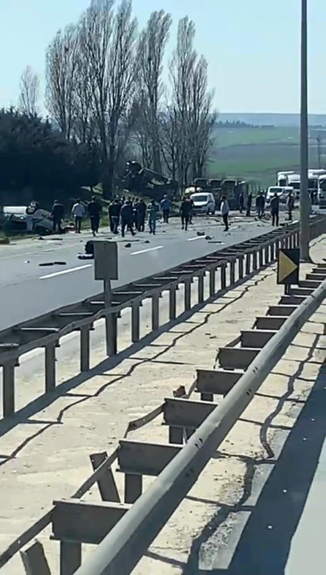 Son dakika: TEM Otoyolu Edirne yönünde çok sayıda araç birbirine girdi! Yaralılar var