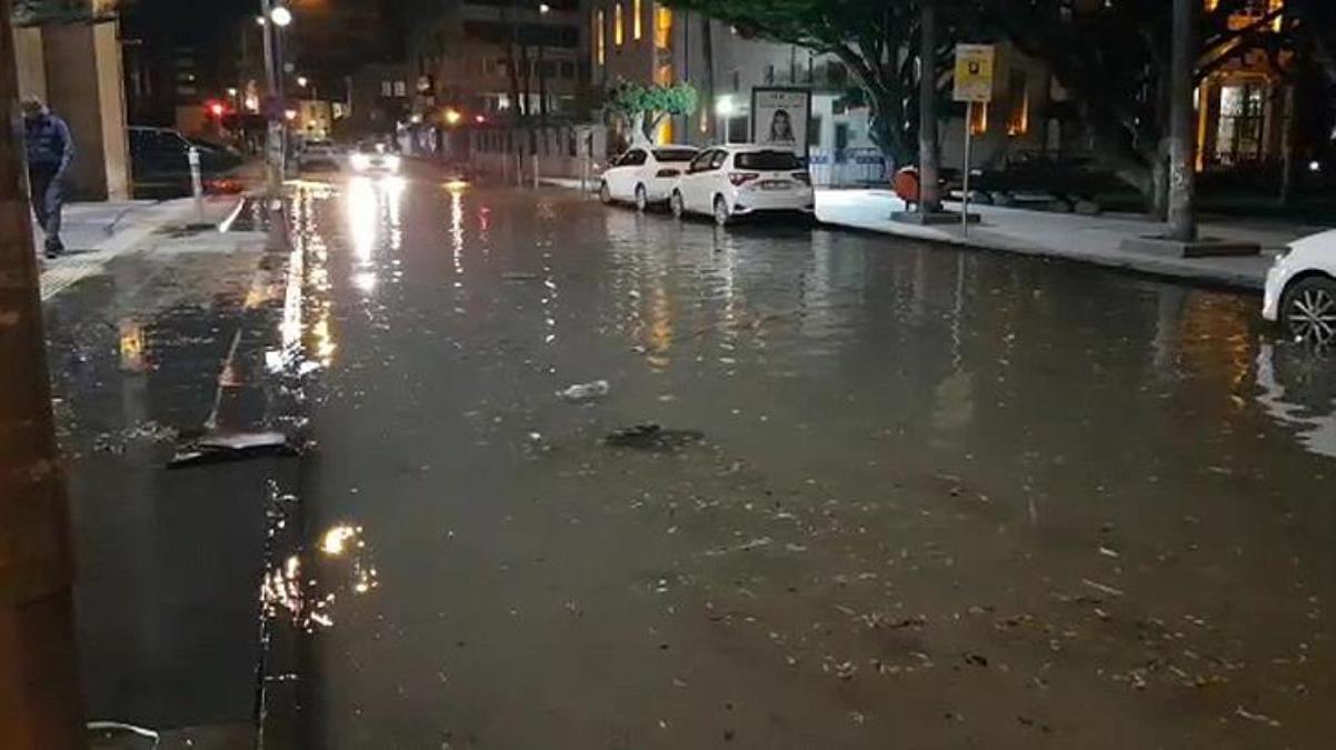 İskenderun’da 4.5’lik deprem sonrası deniz yükseldi, sahil yolu su altında kaldı