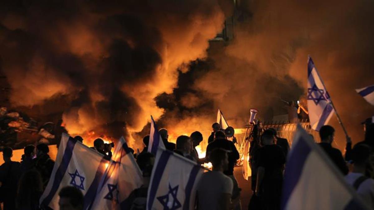 Halkın sokağa indiği İsrail’de Başbakan Netanyahu’dan geri adım! Tartışmalı yargı düzenlemesi ertelendi