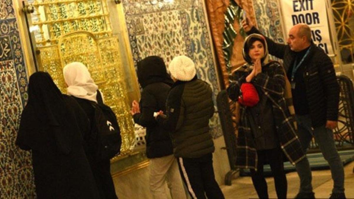 Oyuncu Feyza Civelek, Eyüp Sultan’da dua ederken görüntülendi: Ruhumdaki derin yaraları biraz sarmak istedim