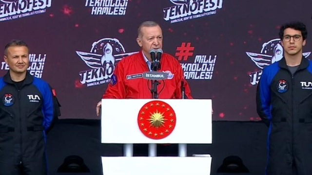 Son Dakika: Türkiye'nin ilk uzay yolcuları belli oldu! İşte Cumhurbaşkanı Erdoğan'ın sahneden ilan ettiği iki isim