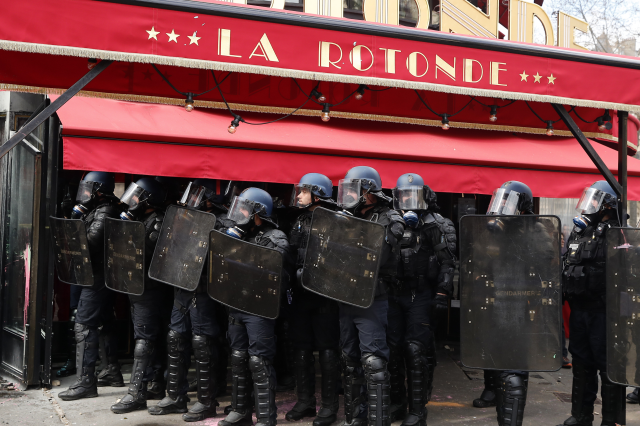 Fransa'da tansiyon hala yüksek! Göstericiler, Macron'un favori restoranını ateşe verdi