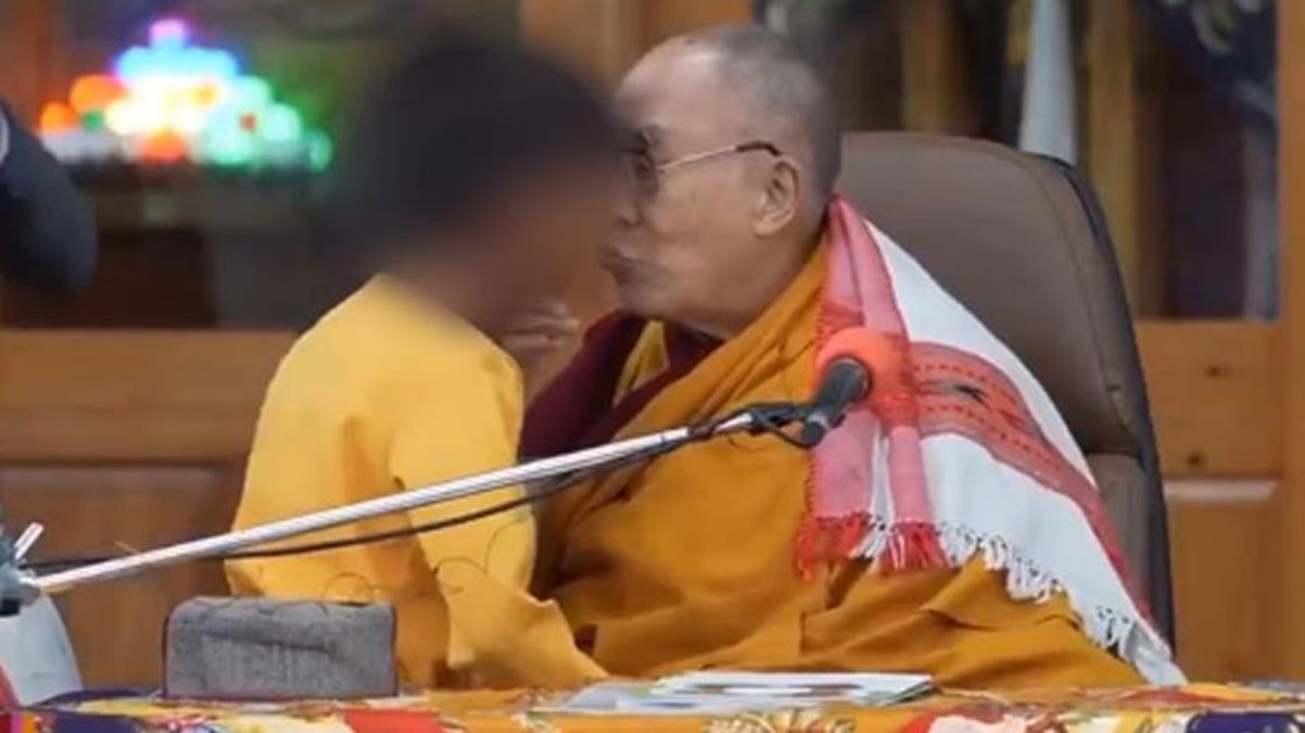Küçük çocuğu dudağından öpüp skandal sözler söyleyen Dalai Lama özür diledi: Şaka yaptım