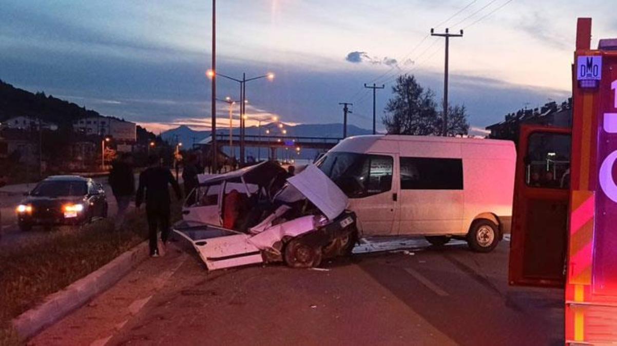 Minibüs otomobili biçip geçti! 70 yaşındaki sürücü hayatını kaybetti