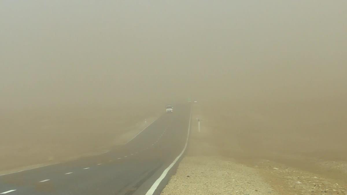 Moğolistan’da kum fırtınası hayatı felç etti! Göz gözü görmüyor