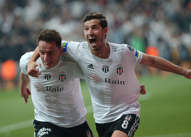 Beşiktaş'tan gönderme üstüne gönderme! Derbi sonrası çalınan müzikler olay çıkarır