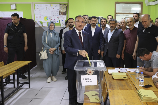 Adalet Bakanı Bekir Bozdağ oyunu kullandı: Milletin demokrasiye sahip çıkması mükemmel