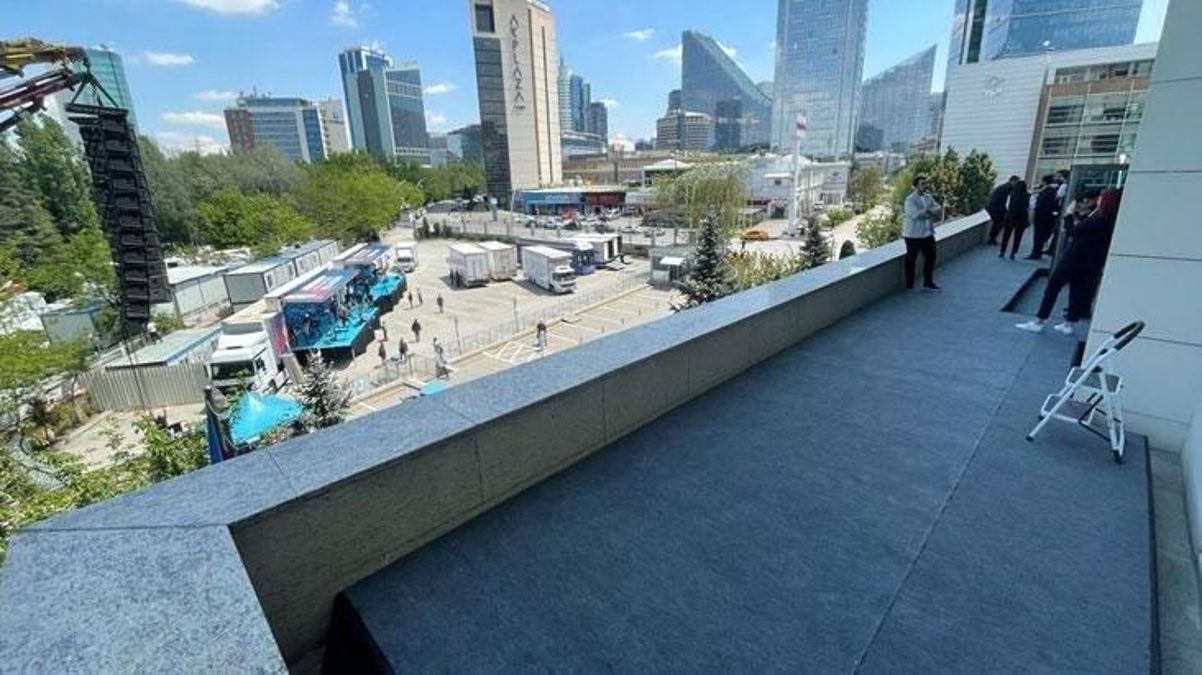 AK Parti Genel Merkezi’nde dikkat çeken hareketlilik! Balkonu hazırlamaya başladılar