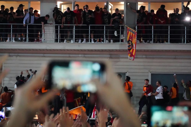 Şampiyon Galatasaray, Florya'yı yangın yerine çevirdi! Icardi'nin 