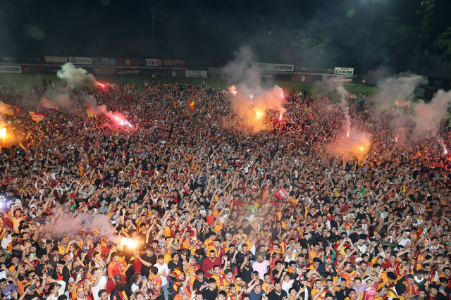 Şampiyon Galatasaray, Florya'yı yangın yerine çevirdi! Icardi'nin 