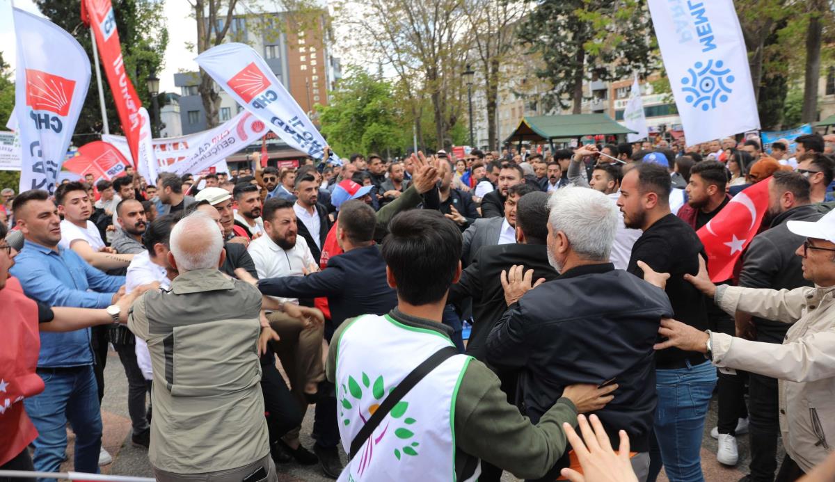1 Mayıs kutlamalarında Memleket Partililer ile CHP’liler arasında kavga! Polis zor ayırdı