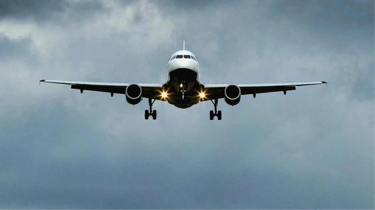 Havada büyük panik! 194 yolculu uçağın inişi sırasında acil çıkış kapısını açtı