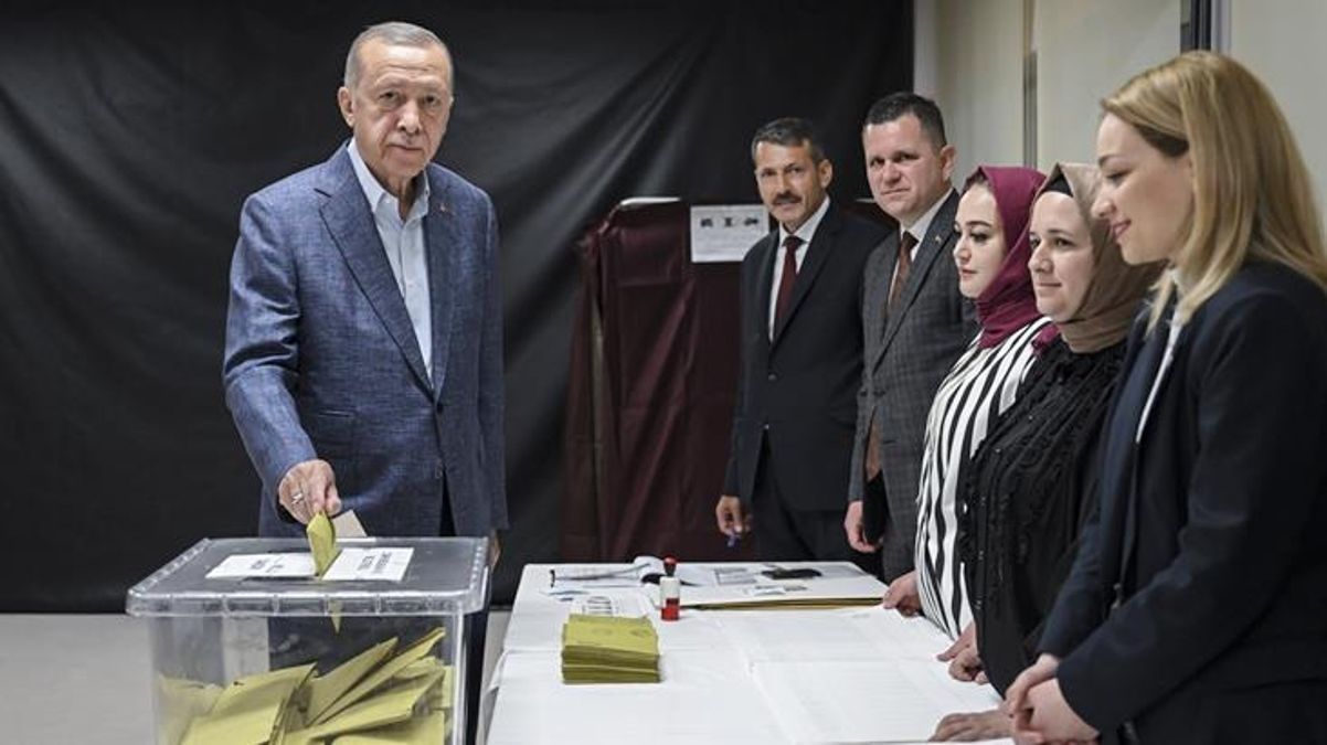 Cumhurbaşkanı Erdoğan oyunu kullandı: Türk demokrasisi için hayırlı bir geleceği Rabbimden niyaz ediyoruz