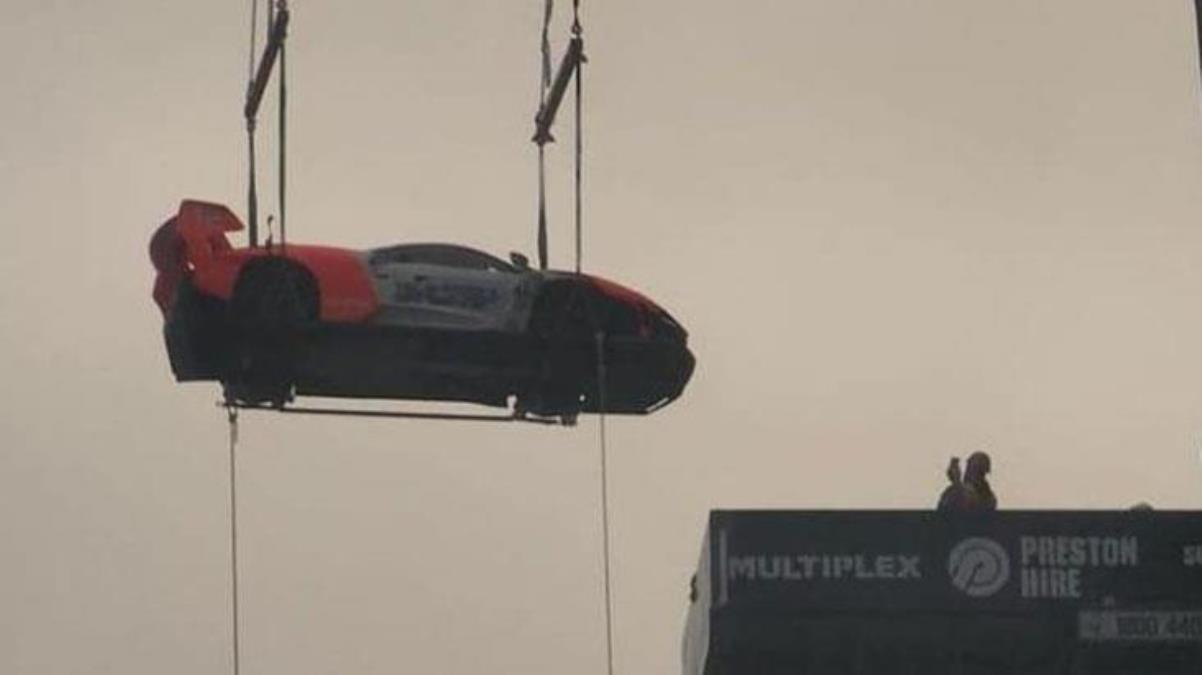 Süper lüks aracını 57’nci kattaki dairesine vinçle çıkardı