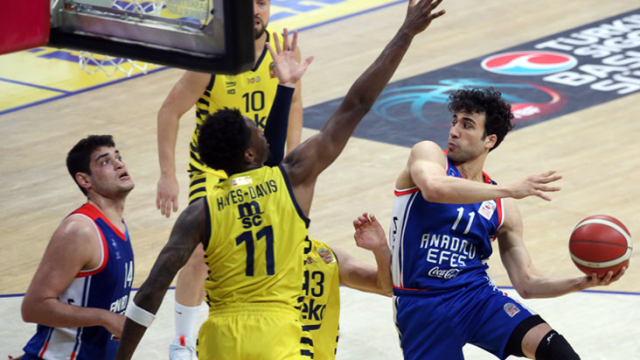 Ne olduysa 6 saniyede oldu! Anadolu Efes, Fenerbahçe'yi son saniyede devirdi