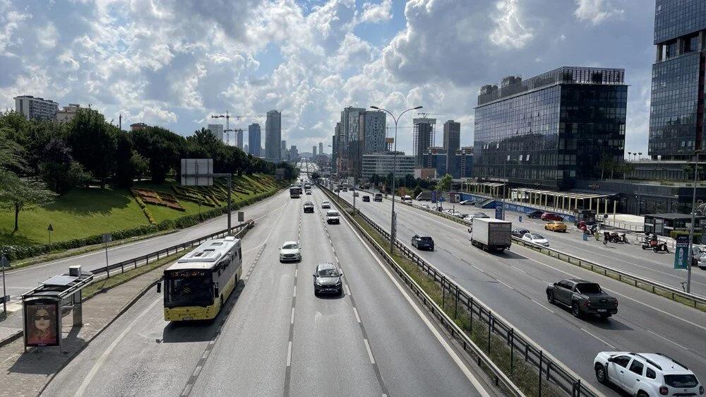 İstanbul'da yollar boş kaldı: Trafik yoğunluğu yüzde 2!