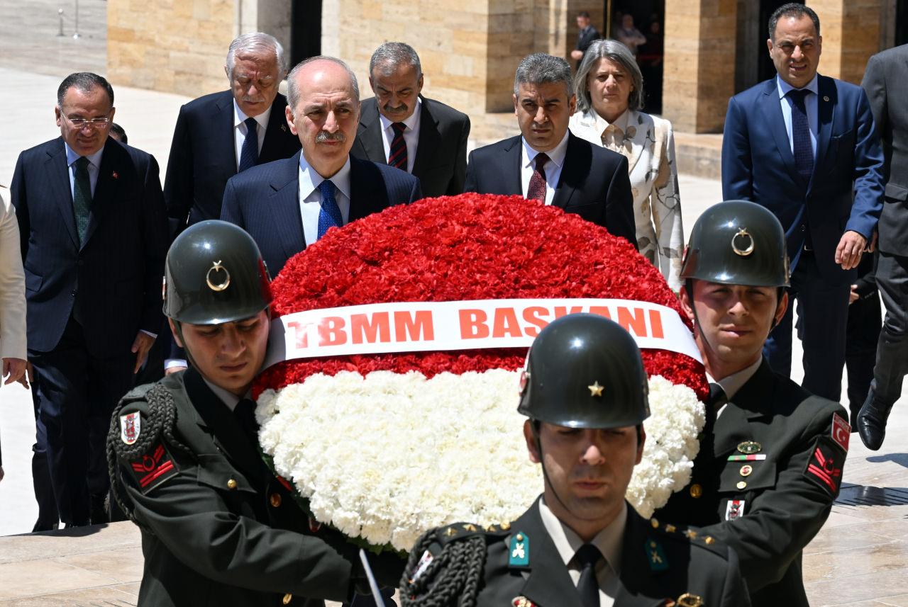 Meclis Başkanı Kurtulmuş, Anıtkabir'i ziyaret etti