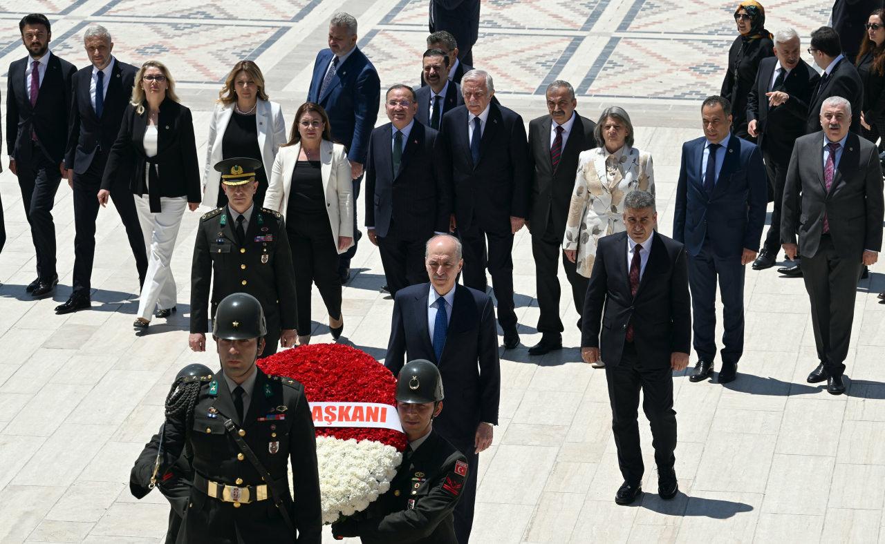 Meclis Başkanı Kurtulmuş, Anıtkabir'i ziyaret etti