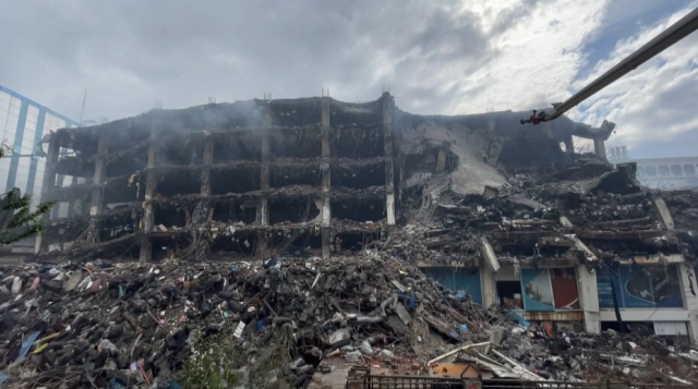 İstanbul'daki fabrika söndürülemiyor! Çalışmaların 4. gününde binadan hala dumanlar yükseliyor