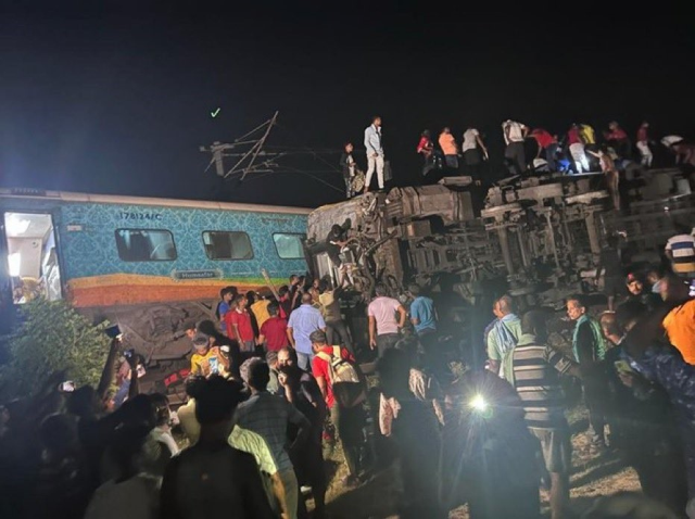 Hindistan'daki tren kazasına bilanço korkunç: 288 ölü, 900'den fazla yaralı var