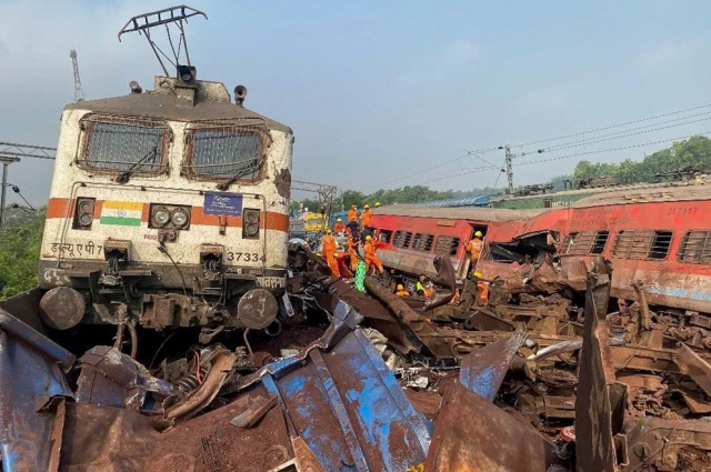 Hindistan'daki tren kazasına bilanço korkunç: 288 ölü, 900'den fazla yaralı var