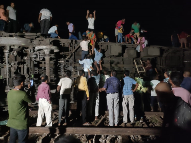 Hindistan'daki tren kazasına bilanço korkunç: 288 ölü, 900'den fazla yaralı var