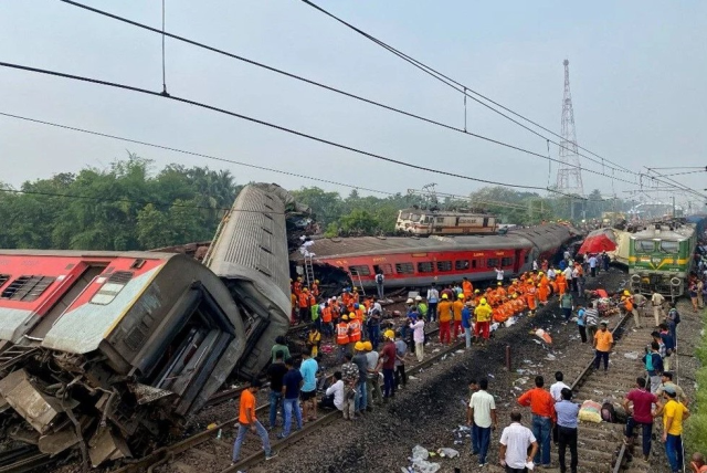 Hindistan'daki tren kazasına bilanço korkunç: 288 ölü, 900'den fazla yaralı var