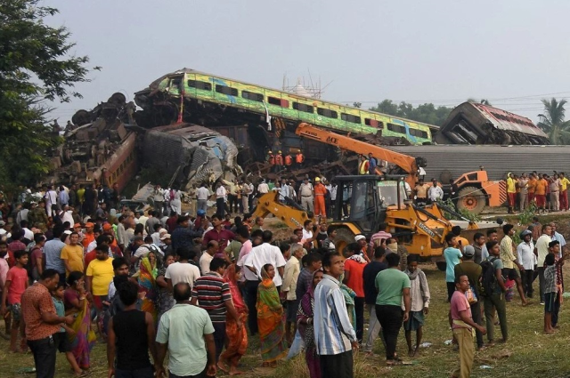 Hindistan'daki tren kazasına bilanço korkunç: 288 ölü, 900'den fazla yaralı var