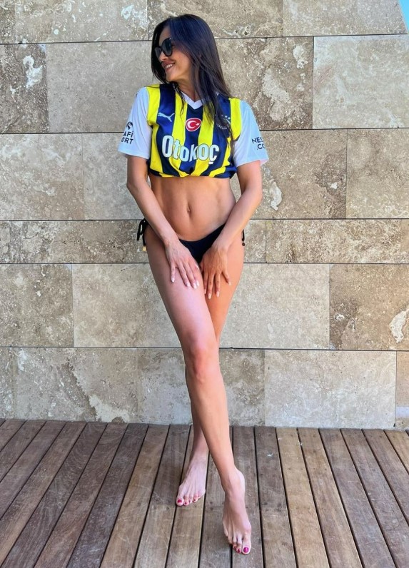 Fenerbahçe formasını bikini üstü yapan Dzeko'nun eşi fiziğiyle büyüledi