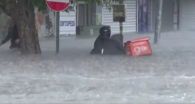 Son Dakika! Ankara'da sağanak yağış nedeniyle cadde ve sokaklar göle döndü, ev ve iş yerlerini su bastı