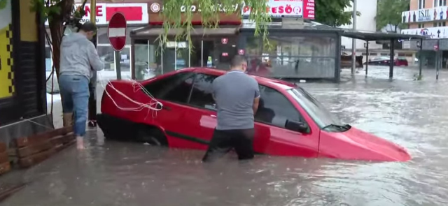 Son Dakika! Ankara'da sağanak yağış nedeniyle cadde ve sokaklar göle döndü, ev ve iş yerlerini su bastı