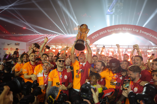 Galatasaray, 2022-23 sezonu şampiyonluk kupasını kaldırdı! İşte coşkulu kutlamadaki tüm detaylar