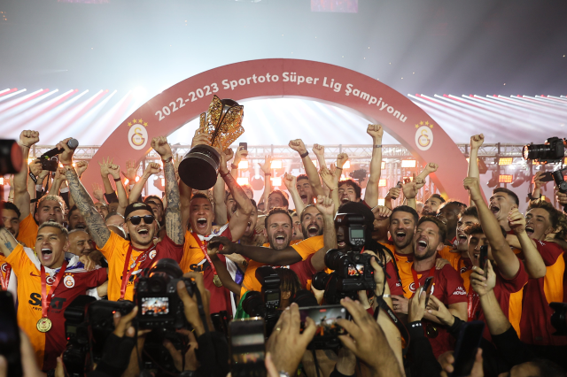 Galatasaray, 2022-23 sezonu şampiyonluk kupasını kaldırdı! İşte coşkulu kutlamadaki tüm detaylar