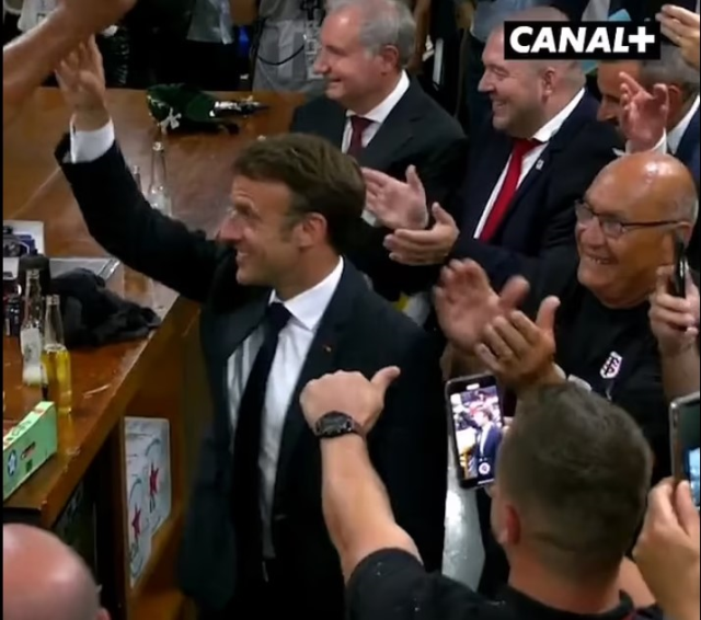 Macron, alkol şişesini 17 saniyede tüketmesiyle 