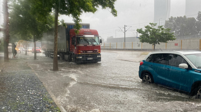 İzmir'de etkili olan sağanak nedeniyle yollar yine göle döndü