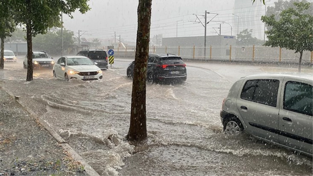 İzmir’de etkili olan sağanak nedeniyle yollar yine göle döndü